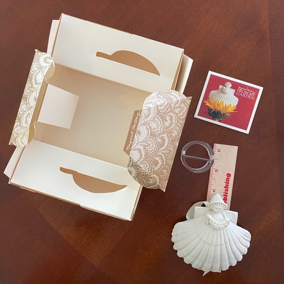 1995 Margaret Furlong Shell Ornament - Picture 2 of 6